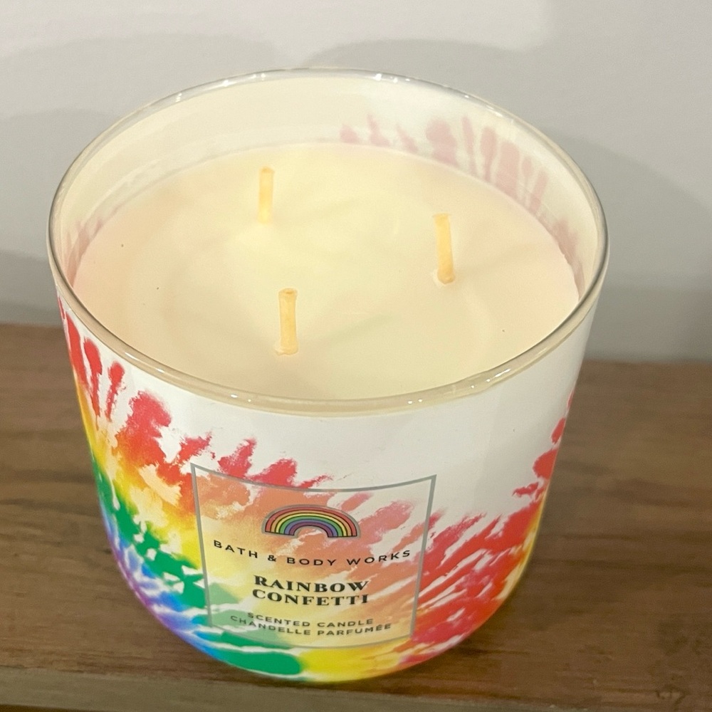 Bath & Body Works Rainbow Confetti Candle - Picture 2 of 3